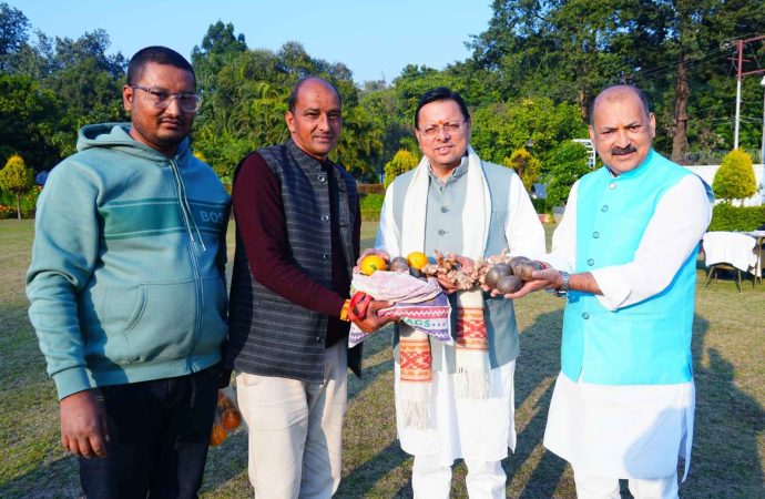 मुख्यमंत्री धामी बोले-औपचारिक भेंटों में स्थानीय उत्पादों को दें प्राथमिकता