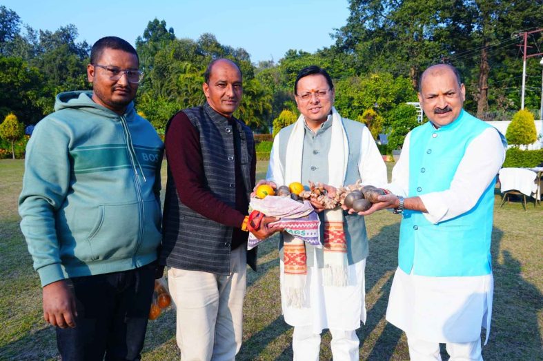 मुख्यमंत्री धामी बोले-औपचारिक भेंटों में स्थानीय उत्पादों को दें प्राथमिकता