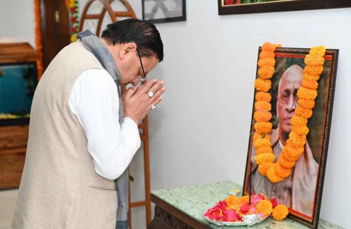 सीएम धामी ने सरदार वल्लभभाई पटेल की पुण्यतिथि पर अर्पित की श्रद्धांजलि