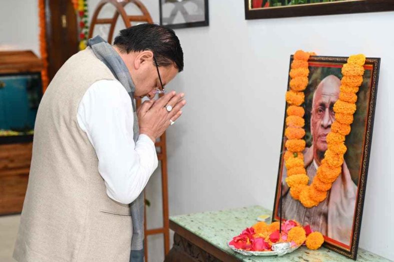 सीएम धामी ने सरदार वल्लभभाई पटेल की पुण्यतिथि पर अर्पित की श्रद्धांजलि