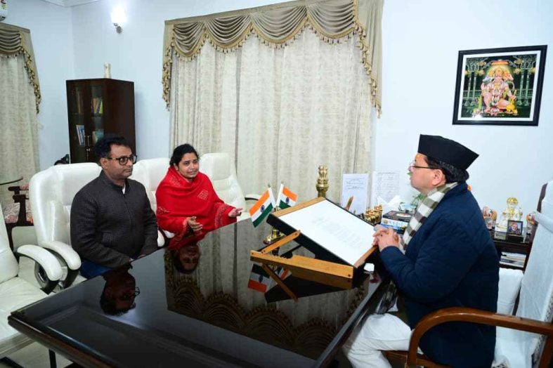 दिवंगत पत्रकार पंकज मिश्रा के परिजनों ने सीएम धामी से की मुलाकात, घटनाक्रम से कराया अवगत