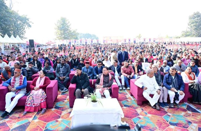 कोटाबाग में सीएम धामी ने आमजन व विद्यार्थियों के साथ ‘मन की बात’ का 129वां एपिसोड सुना