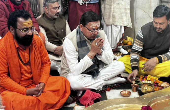 मुख्यमंत्री  पुष्कर सिंह धामी दक्षेश्वर महादेव मंदिर में की पूजा-अर्चना, सिद्धपीठ हनुमानगढ़ी मंदिर कें भी किए दर्शन