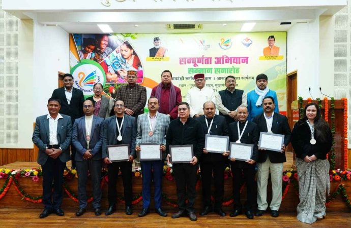 आकांक्षी जिला-खंड कार्यक्रम में उत्कृष्ट प्रदर्शन करने वाले जिलों व विकासखंडों को मुख्यमंत्री ने किया सम्मानित