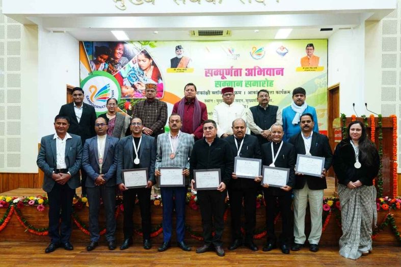 आकांक्षी जिला-खंड कार्यक्रम में उत्कृष्ट प्रदर्शन करने वाले जिलों व विकासखंडों को मुख्यमंत्री ने किया सम्मानित