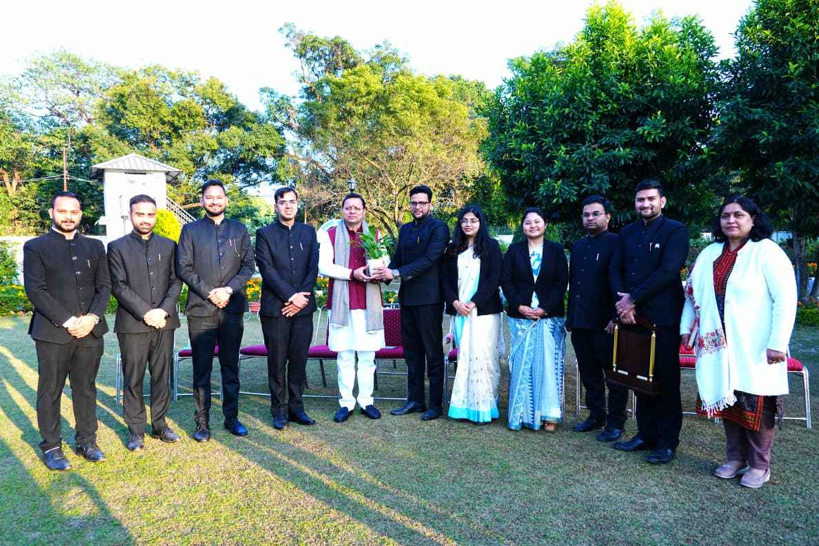 मुख्यमंत्री आवास में परिवीक्षाधीन पीसीएस अधिकारियों ने मुख्यमंत्री पुष्कर सिंह धामी से की भेंट