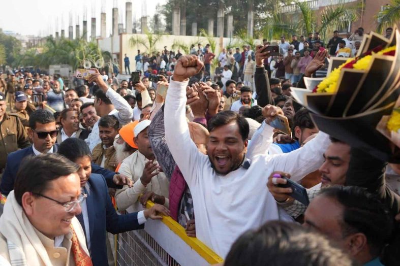 मुख्यमंत्री पुष्कर सिंह धामी का हरिद्वार आगमन-गन्ने का भाव ऐतिहासिक रूप से बढ़ाने पर किसानों ने किया भव्य स्वागत