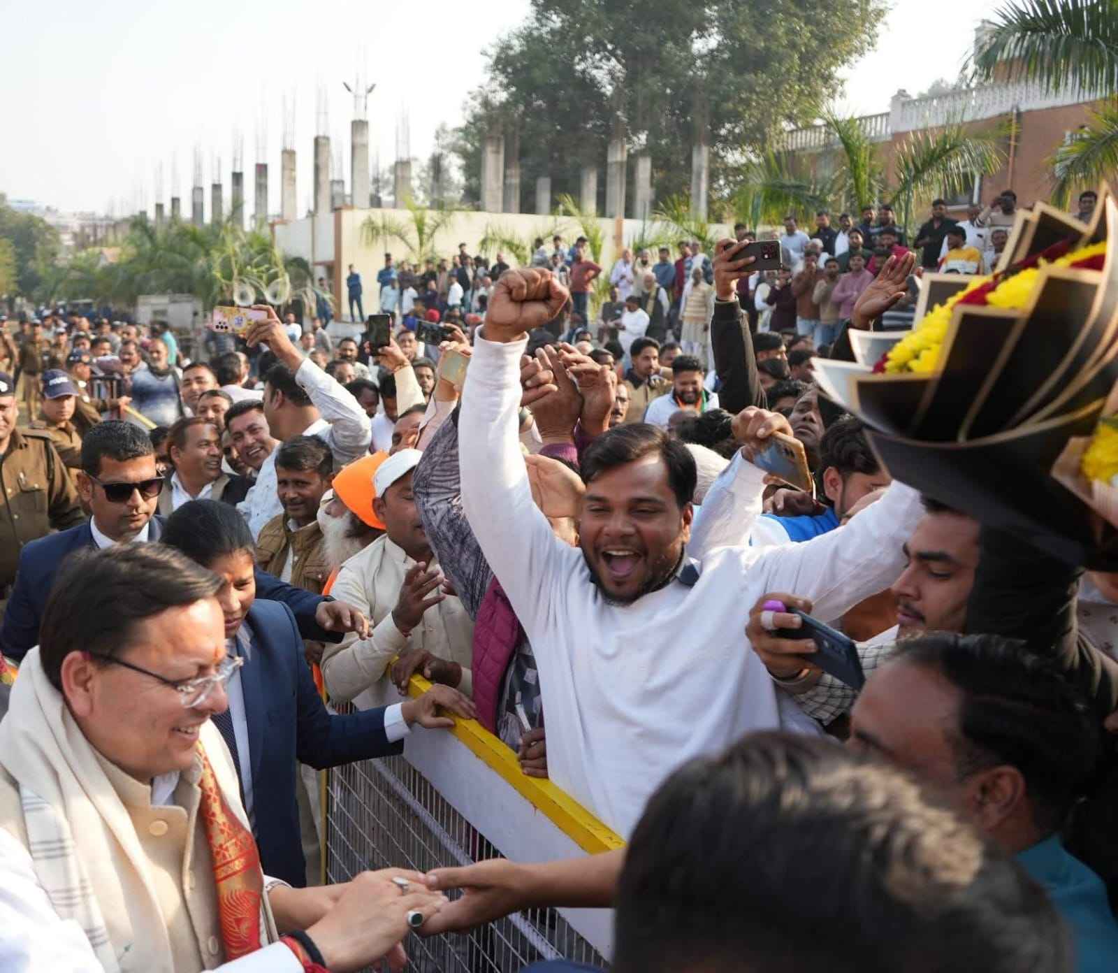 मुख्यमंत्री पुष्कर सिंह धामी का हरिद्वार आगमन-गन्ने का भाव ऐतिहासिक रूप से बढ़ाने पर किसानों ने किया भव्य स्वागत