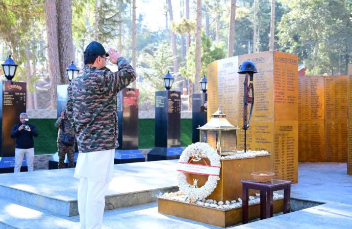 मुख्यमंत्री ने कुमाऊं रेजीमेंट केंद्र रानीखेत पहुंचकर अमर बलिदानियों को अर्पित की श्रद्धांजलि