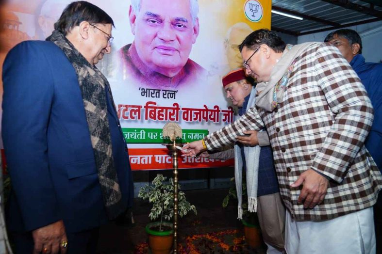 अटल बिहारी वाजपेयी जयंती की पूर्व संध्या पर भाजपा कार्यालय में सीएम धामी ने किया दीप प्रज्वलन