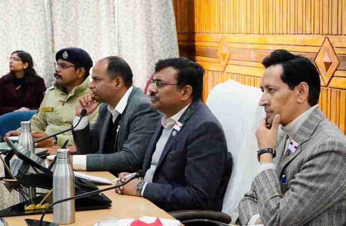 मुख्य सचिव ने चम्पावत में विकास परियोजनाओं की समीक्षा, तेज मॉनिटरिंग के निर्देश
