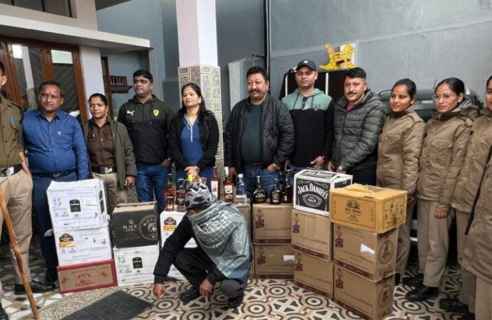 डिफेंस के फर्जी लेबल लगी 23 पेटी शराब बरामद, तस्करी गिरोह का भंडाफोड़, 03 गिरफ्तार
