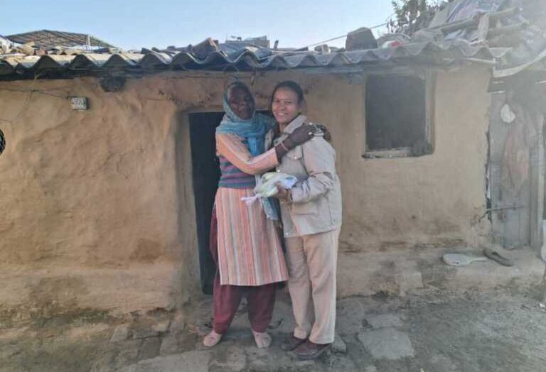 दून पुलिस ने अकेले रह रहे 22 बुजुर्गों का हाल जाना, मदद का भरोसा दिया