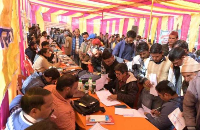तिंया में उमड़ा जनसैलाब, सरकारी योजनाओं से लाभान्वित हुए ग्रामीण।