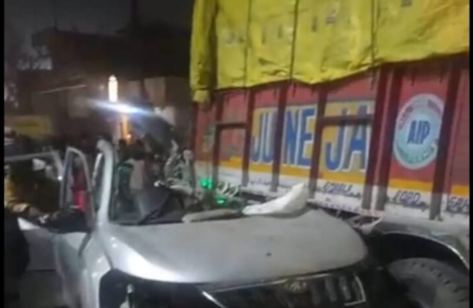 ऋषिकेश में भीषण सड़क हादसा, ट्रक से टकराई एक्सयूवी के परखच्चे उड़े, 04 युवकों की मौत