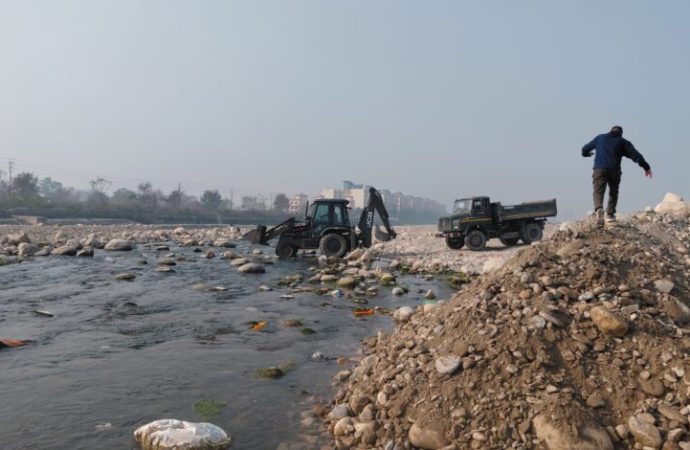 देहरादून की टोंस नदी में अंधाधुंध खनन, आपदा से भी नहीं चेते, नदी का बदल दिया स्वरूप