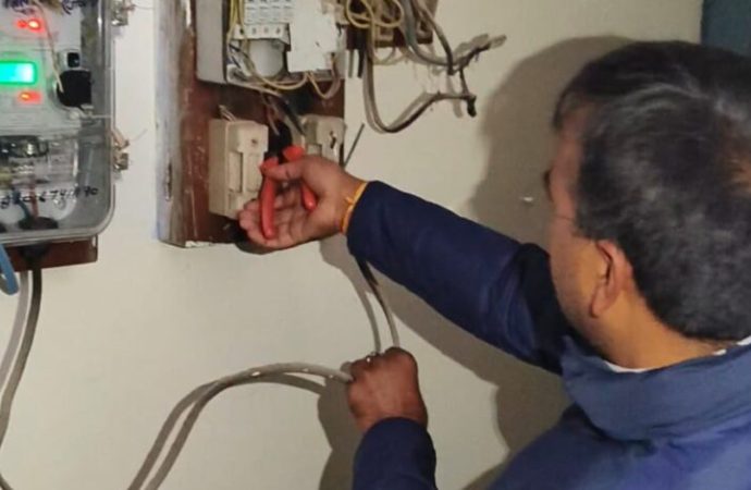 गुस्सा: जनता की बिजली कटौती से नाराज़ विधायक ने अधिकारियों के सरकारी आवासों की काटी बिजली