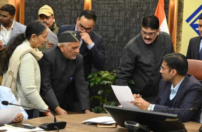 बेटी-पौत्र की मारपीट से पीड़ित 75 वर्षीय चम्पा को डीएम ने दिलाया न्याय, सखी कैब से पहुंचाया गंतव्य