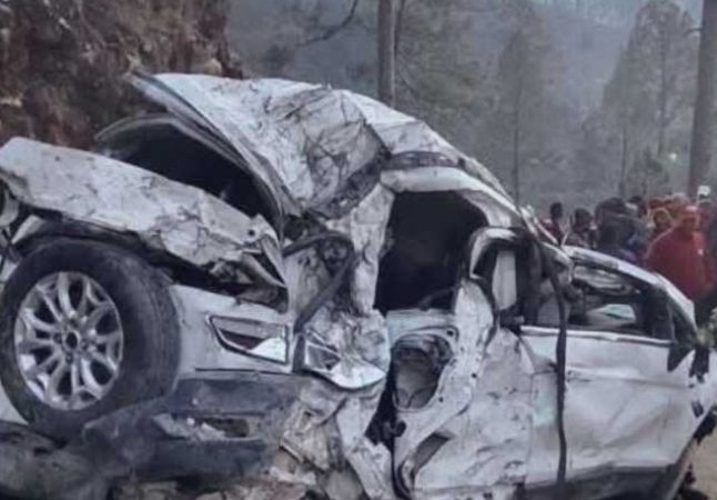 शादी समारोह से लौटते समय बड़ा हादसा: खाई में लुढ़की कार, तीन लोगों की मौत