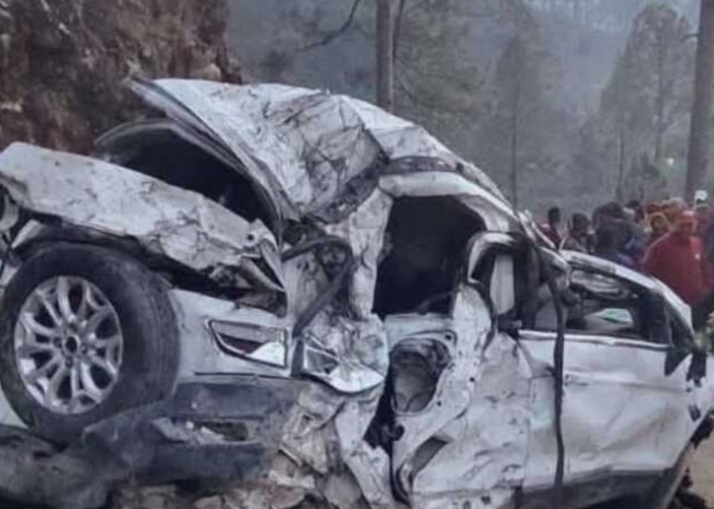 शादी समारोह से लौटते समय बड़ा हादसा: खाई में लुढ़की कार, तीन लोगों की मौत