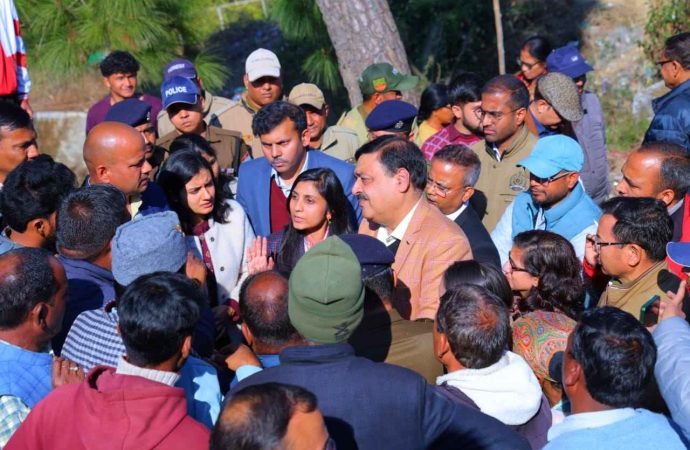 गुलदार के हमले के बाद उच्चाधिकारियों का दौरा, प्रभावित परिवार को राहत और क्षेत्र में त्वरित कार्रवाई