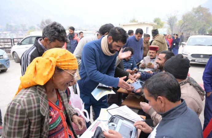 “जन-जन की सरकार, जन-जन के द्वार” अभियान के दूसरे दिन हजारों ग्रामीणों को मिला योजनाओं का लाभ