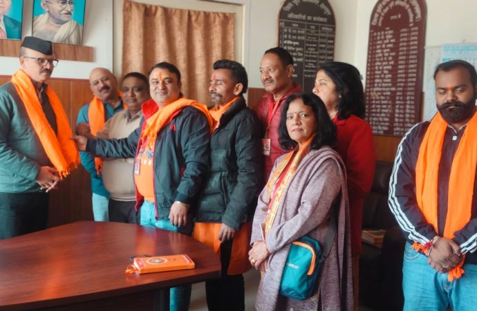 हिंदू एकता परिषद रुद्रदल ने जिलापूर्ति अधिकारी से की मुलाकात, आयुष्मान कार्ड न मिलने की समस्या उठाई