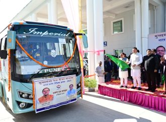 मुख्यमंत्री पुष्कर सिंह धामी ने टॉपर छात्र – छात्राओं के दल को “भारत दर्शन शैक्षिक भ्रमण” पर रवाना किया