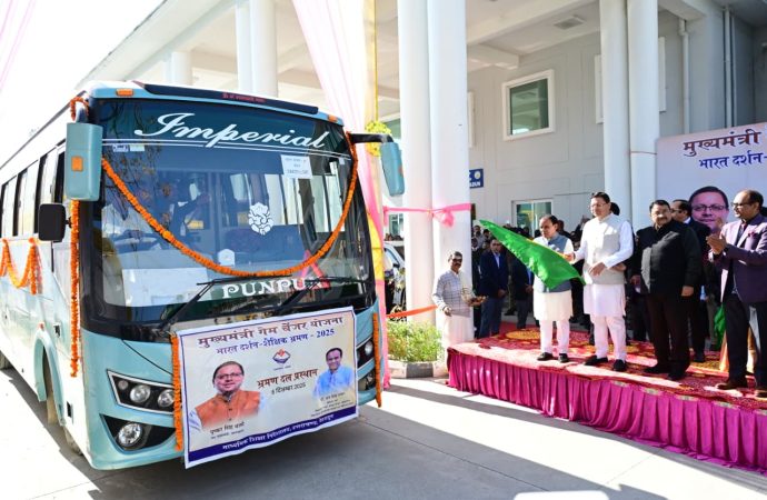 मुख्यमंत्री पुष्कर सिंह धामी ने टॉपर छात्र – छात्राओं के दल को “भारत दर्शन शैक्षिक भ्रमण” पर रवाना किया