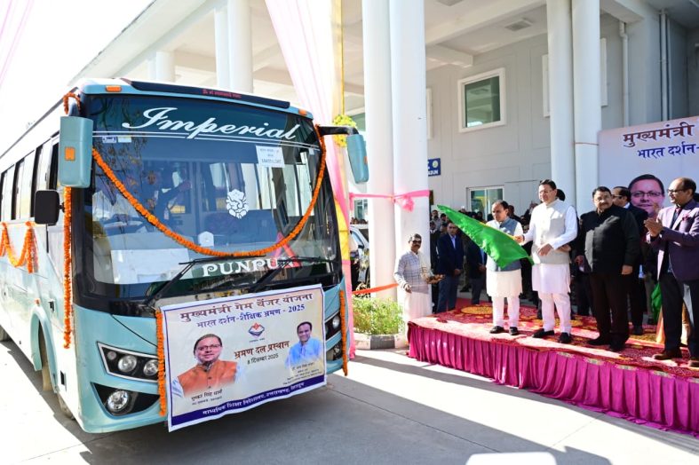 मुख्यमंत्री पुष्कर सिंह धामी ने टॉपर छात्र – छात्राओं के दल को “भारत दर्शन शैक्षिक भ्रमण” पर रवाना किया
