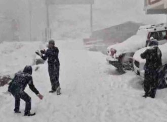 पहाड़ों पर बर्फ की पहली चादर, सैलानियों में दिखा उत्साह