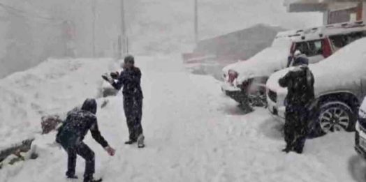 पहाड़ों पर बर्फ की पहली चादर, सैलानियों में दिखा उत्साह