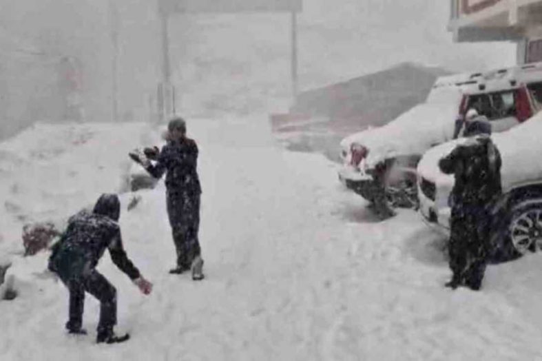 पहाड़ों पर बर्फ की पहली चादर, सैलानियों में दिखा उत्साह