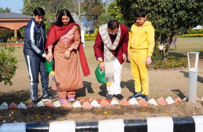 मुख्यमंत्री आवास परिसर के उद्यान में 17 प्रजातियों के चार हजार ट्यूलिप उगाने की मुहिम का किया शुभारंभ