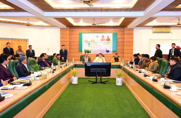 विकास के साथ ही नवाचार पर भी  ध्यान दें अधिकारी : मुख्यमंत्री