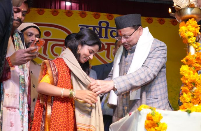 मुख्यमंत्री पुष्कर सिंह धामी भरत मंदिर ऋषिकेश में आयोजित वसंतोत्सव 2026 मैथिली ठाकुर नाइट में हुए सम्मिलित