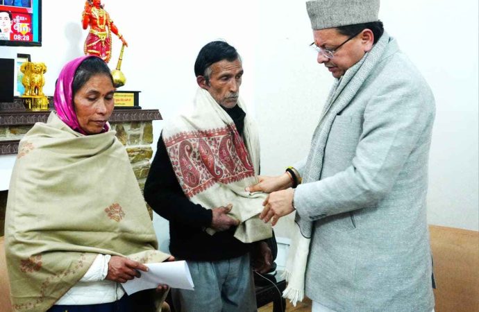 सीएम धामी से मिले अंकिता भंडारी के माता-पिता, सरकार ने न्याय का भरोसा दिलाया