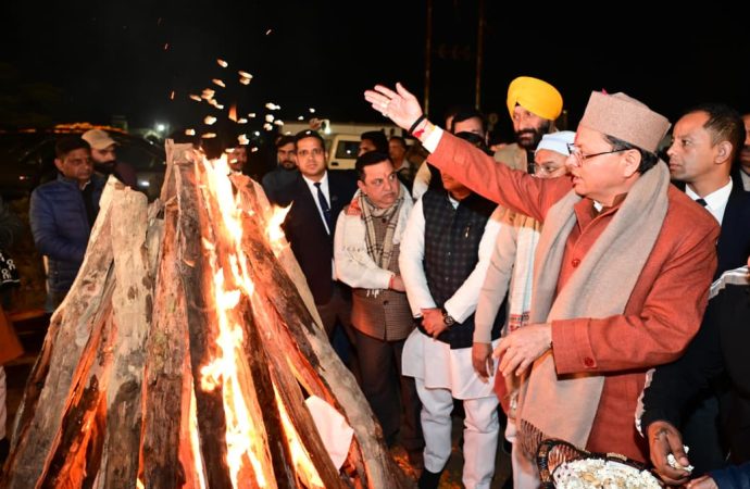 सीएम धामी ने हर्षु इंक्लेव में सार्वजनिक लोहड़ी समारोह में की शिरकत