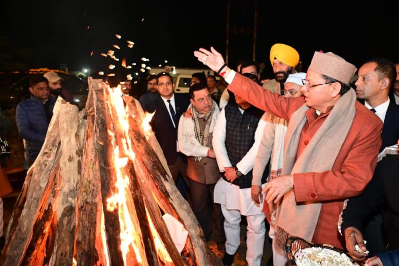 सीएम धामी ने हर्षु इंक्लेव में सार्वजनिक लोहड़ी समारोह में की शिरकत