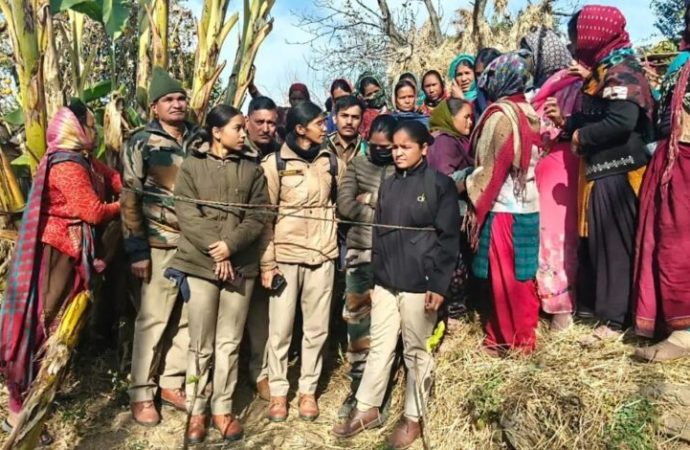 वन कर्मियों को रस्सियों से बांधा, 02 घंटे तक बनाया बंधक