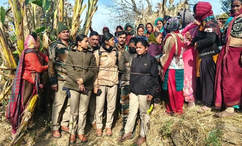 वन कर्मियों को रस्सियों से बांधा, 02 घंटे तक बनाया बंधक