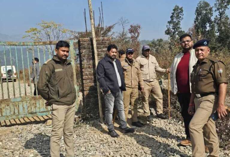 सलियावाला धौलास में एमडीडीए की बड़ी कार्रवाई, 8–10 बीघा में अवैध प्लॉटिंग ध्वस्त