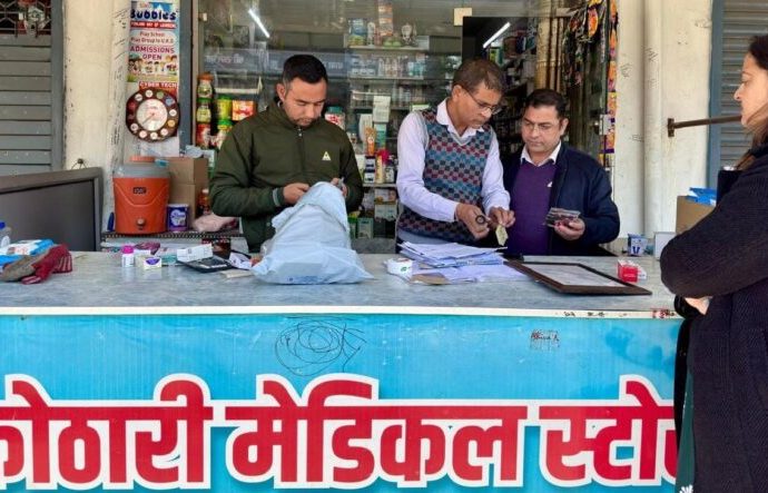 ड्रग विभाग की छापेमारी: अनियमितताओं पर कई केमिस्ट शॉप सील, कुछ ने खुद किए शटर डाउन