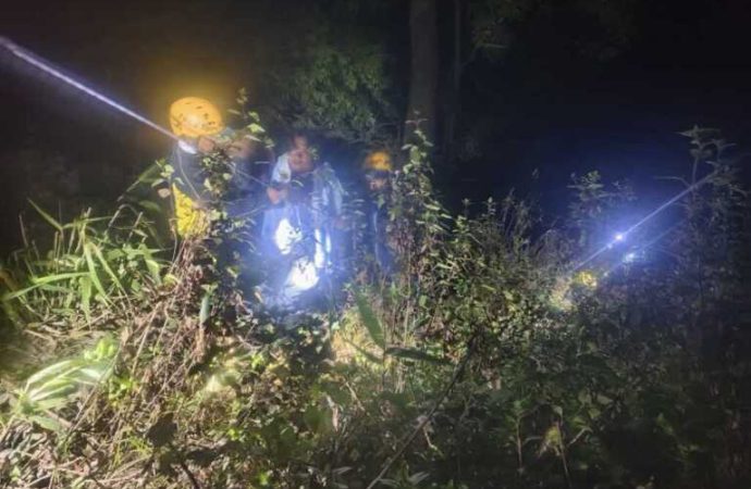 चंपावत: सुखीढांग क्षेत्रांतर्गत खाई में गिरा वाहन, एसडीआरएफ ने रेस्क्यू कर घायलों को पहुंचाया अस्पताल