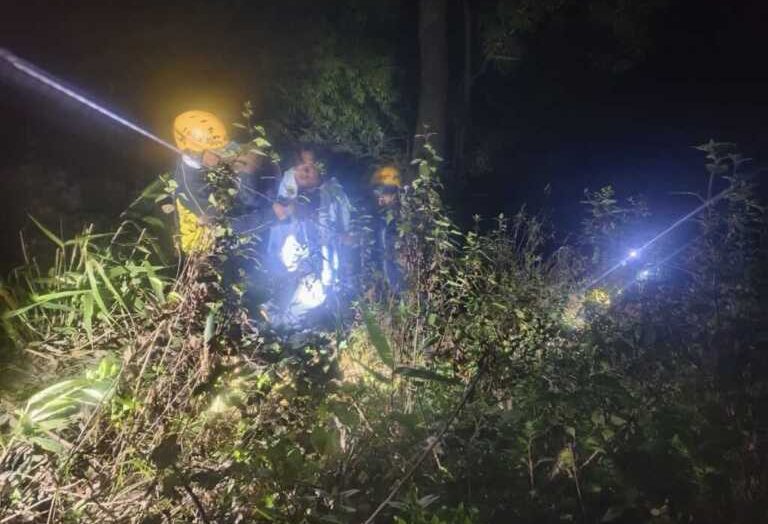 चंपावत: सुखीढांग क्षेत्रांतर्गत खाई में गिरा वाहन, एसडीआरएफ ने रेस्क्यू कर घायलों को पहुंचाया अस्पताल