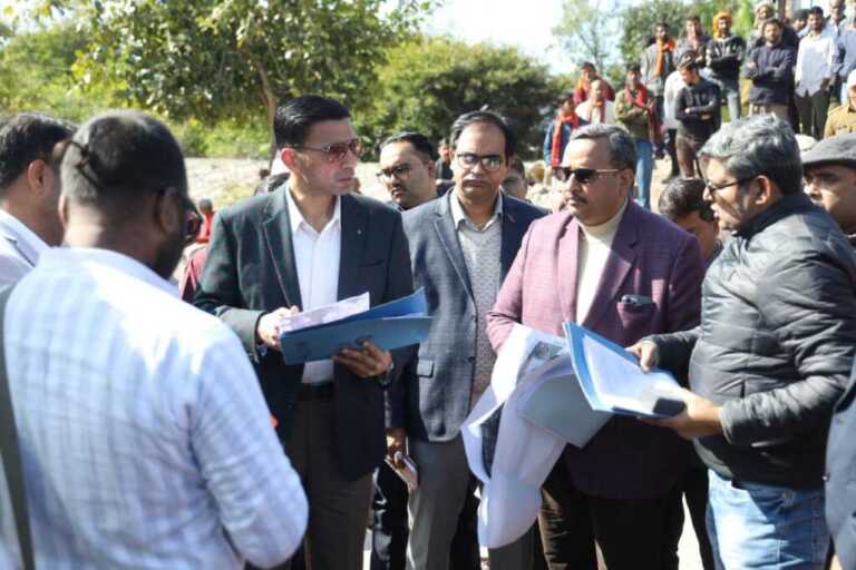 गंगा की पवित्रता से समझौता नहीं, डीएम ने चन्द्रेश्वर नाला क्षेत्र का किया स्थलीय निरीक्षण