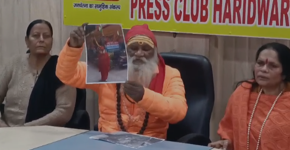 आश्रम कब्जे की साजिश का आरोप, स्वामी चैतन्य ने साध्वी रेणुका के आरोपों को बताया निराधार