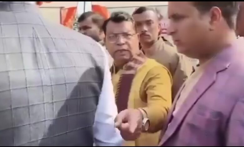 ‘जन-जन की सरकार’ के फ्लैक्स से फोटो गायब होने पर भड़के भाजपा विधायक, नाराजगी का वीडियो वायरल