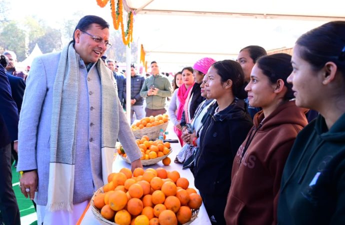 देहरादून में माल्टा महोत्सव, सीएम धामी ने किसानों से संवाद कर चखा पहाड़ी खटाई का स्वाद