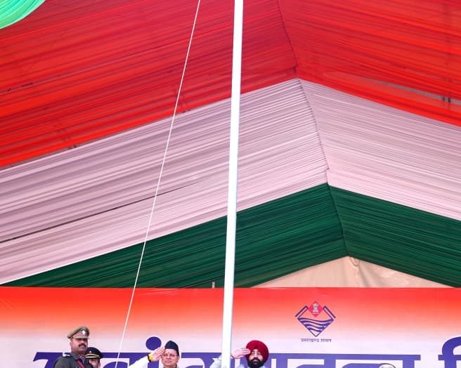 गणतंत्र दिवस के अवसर पर राज्यपाल ने लोक भवन एवं परेड ग्राउंड में फहराया राष्ट्रीय ध्वज।